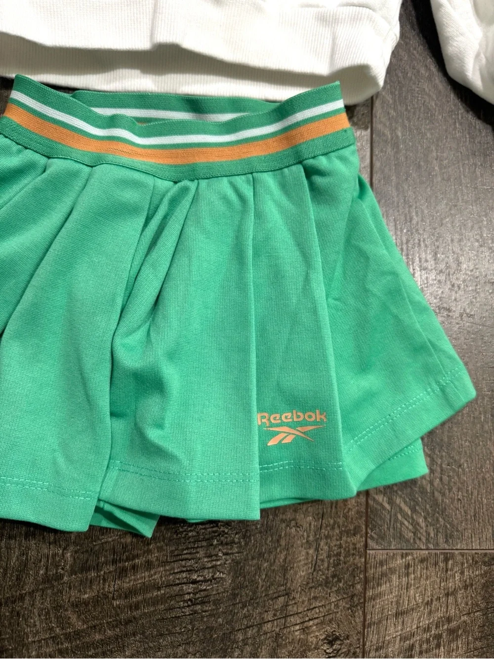 Reebok Classic Girls Green Skirt and White Sweatshirt Set Toddler Girls size 2T
